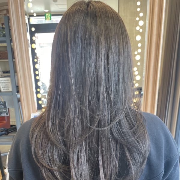 透明感カラー暗髪×レイヤーカット