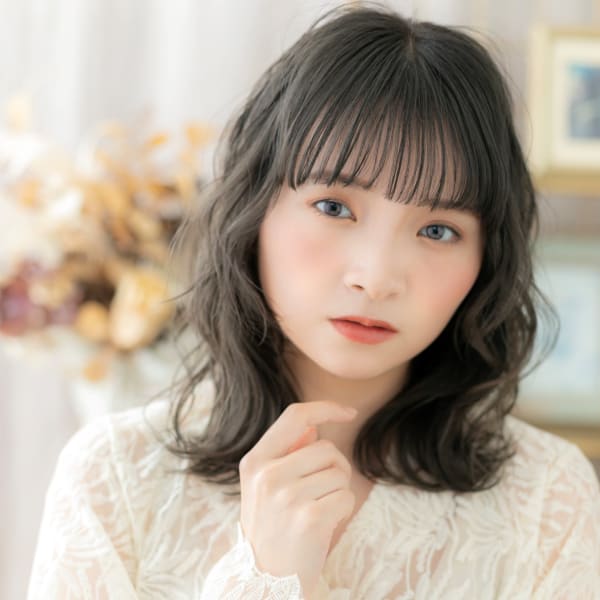 大人かわいい暗髪ミディアムレイヤーウルフ　パープルブラック