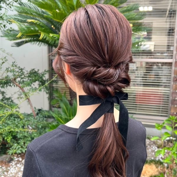 ゆるめローポニー　ベロアリボン　顔周りアレンジ　お呼ばれ