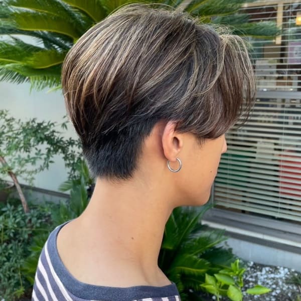 前下がりマッシュ　センターパート　白髪ぼかしハイライト