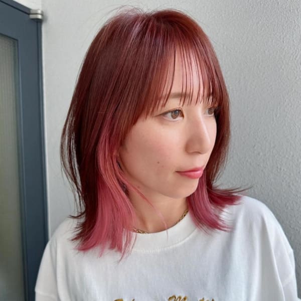 インナーカラーピンク_ぱっつん前髪_切りっぱなしボブ