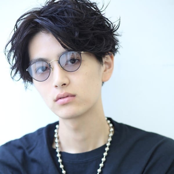 黒髪スパイラルミディアムセンターパート シャドウパーマ