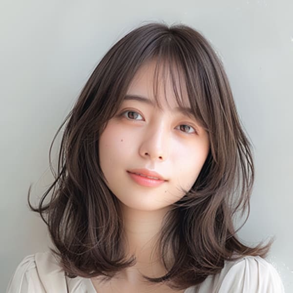 フェミニンでシックなセミロング