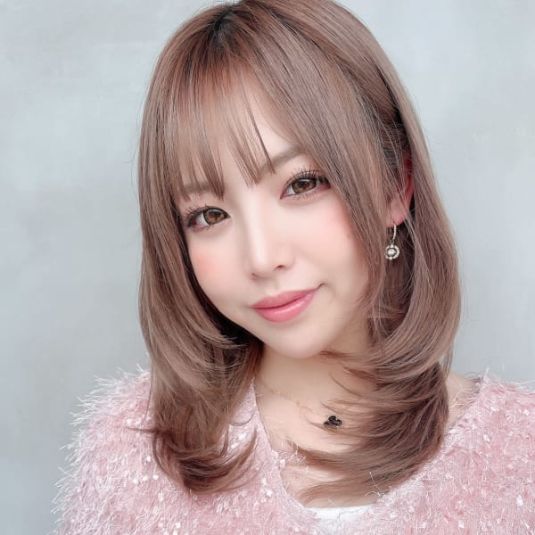 フェミニンなミディアムスタイル