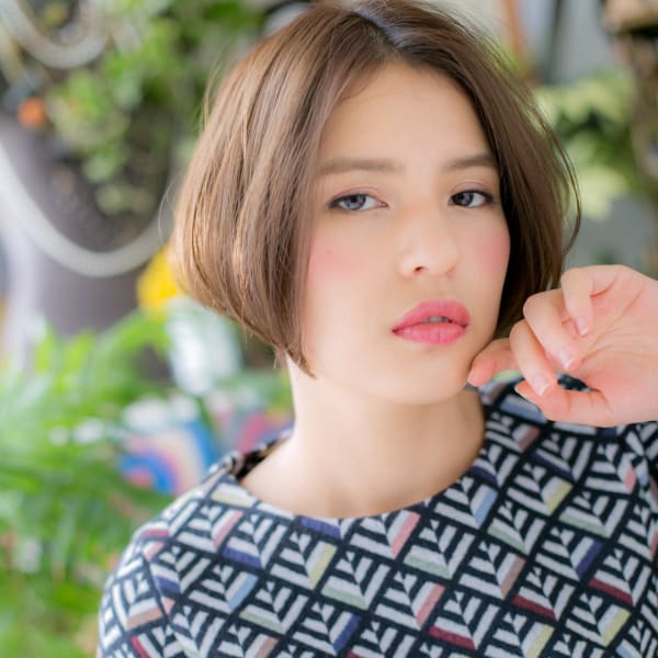 前下がりボブ小顔くせ毛風大人センターパート グレージュカラー