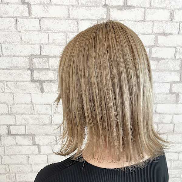 ホワイトベージュ　切りっぱなしボブ