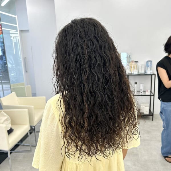 レイヤーカット/ロングパーマ/ウェットヘア|Brown
