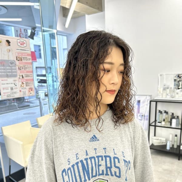 レイヤーカット/ロングパーマ/ウェットヘア|Brown