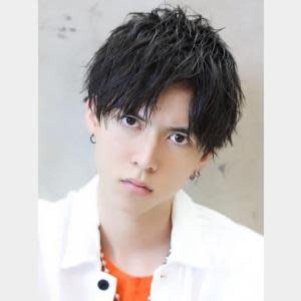 ソフトツイストハーフアップちょい分け黒髪刈り上げ