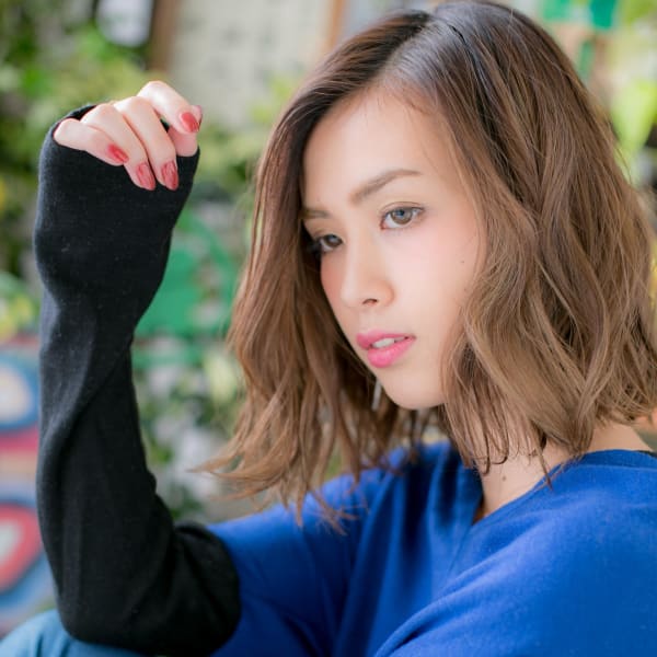 抜け感アシンメトリーくせ毛風波巻きウェーブ　ニュアンスカラー