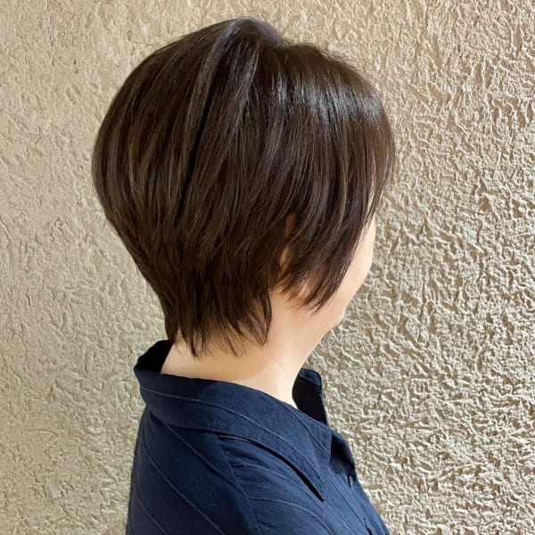 襟足を長めに残すハイレイヤーショート