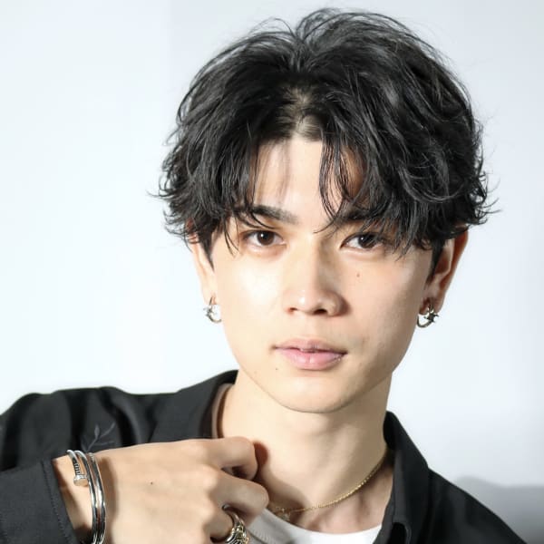 無造作コンマバンク　センターパート　ツーブロック　ウルフ