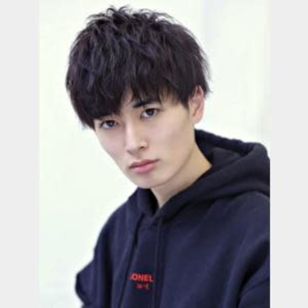 ちょい分けショート 黒髪ツーブロック 刈り上げソフツイ