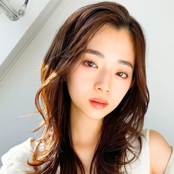 10代20代30代大人かわいい暗髪艶感ヨシンモリくびれミディ