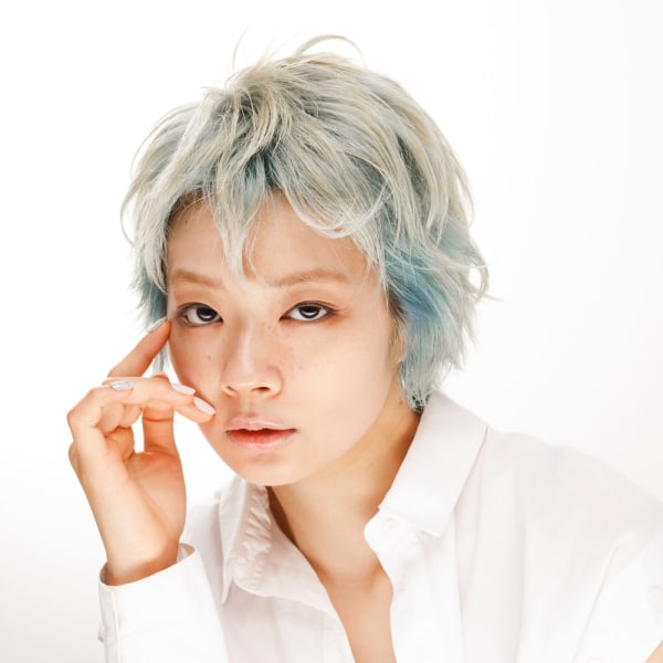 ショートレイヤー/ダブルカラー/ペールブルー/ブリーチ