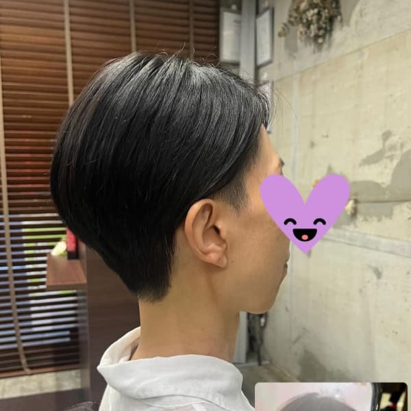 「繊細な刈り上げで魅せる、女性らしさ際立つハンサムショート。