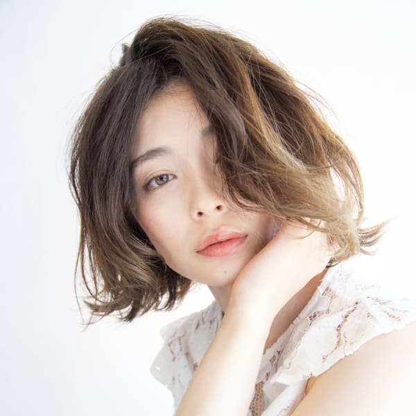 透け感の中に品の良さ感じるヌーディーベージュボブ