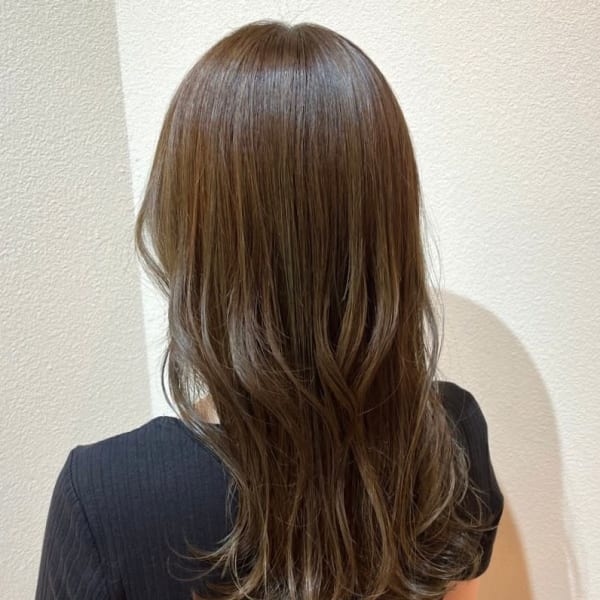 明るめオリーブブラウン　艶髪ロング　ゆる巻き　ダメージレス|W by GRITTERs