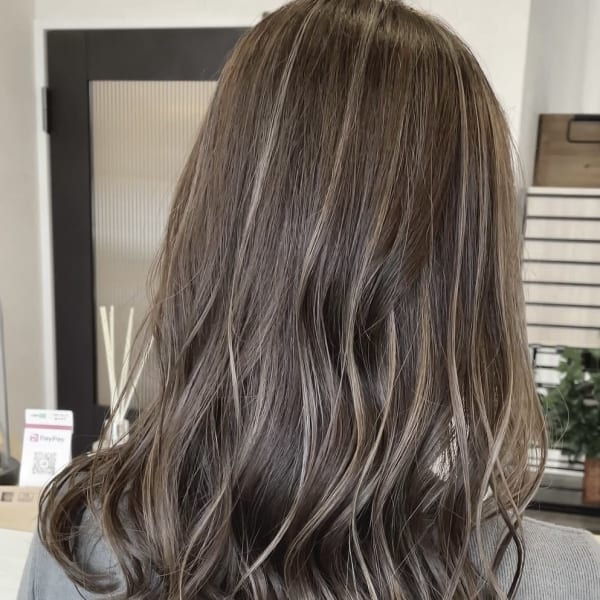 【VERBENA】細めのグレージュハイライト|VERBENA hair design