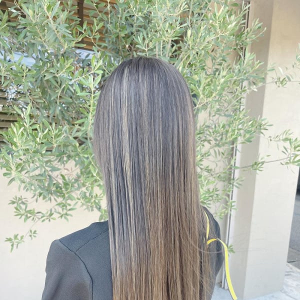 ワンレングスロングヘアにハイライトグラデーションカラー