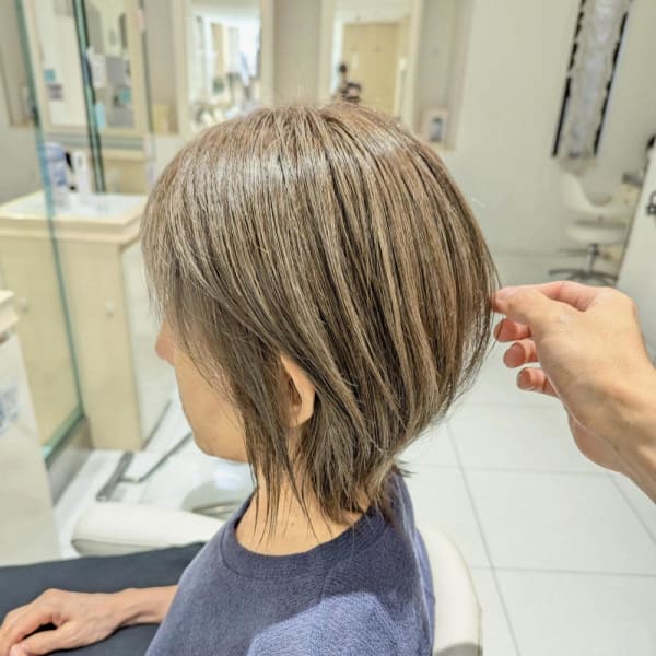 《魅せるグレイヘア》グレージュ×ショートウルフ【我孫子】|AVENIR 我孫子店