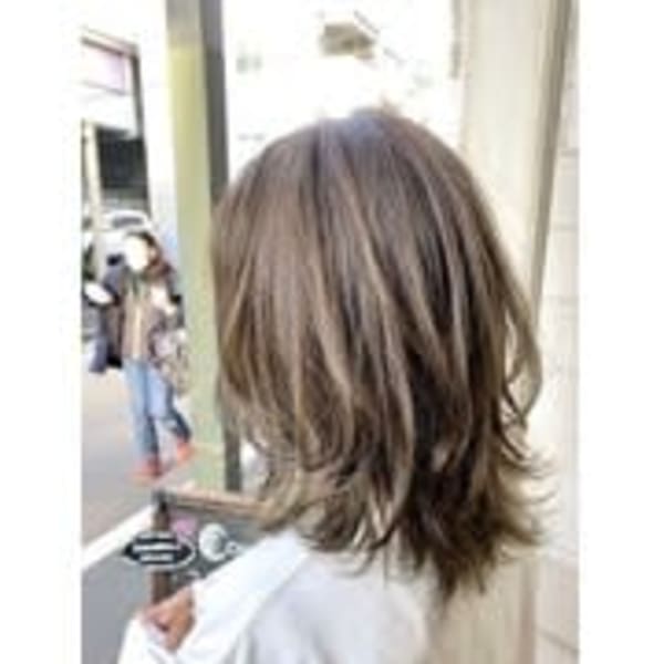 2024春夏ヘアーカーキベージュのウルフミディアム赤羽美容