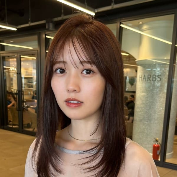 ナチュラルハイレイヤーカットストレートヘアぱっつん前髪