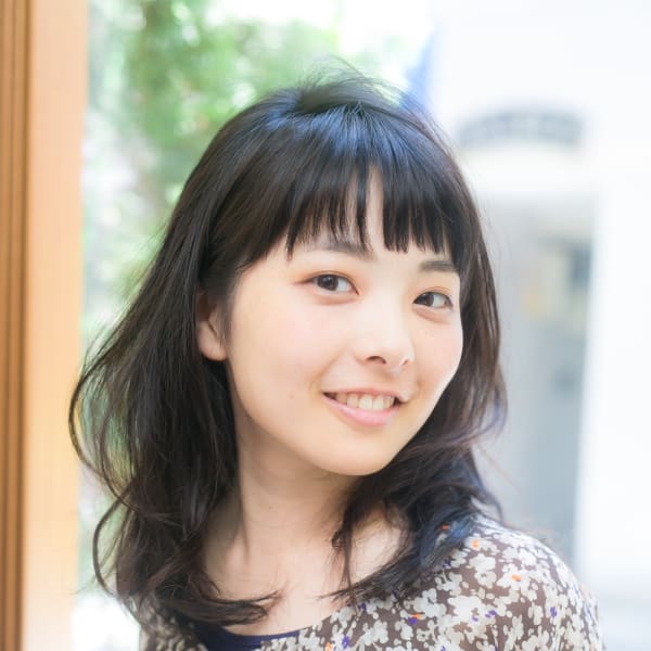 前髪は短くシースルー風ナチュラルミディアム