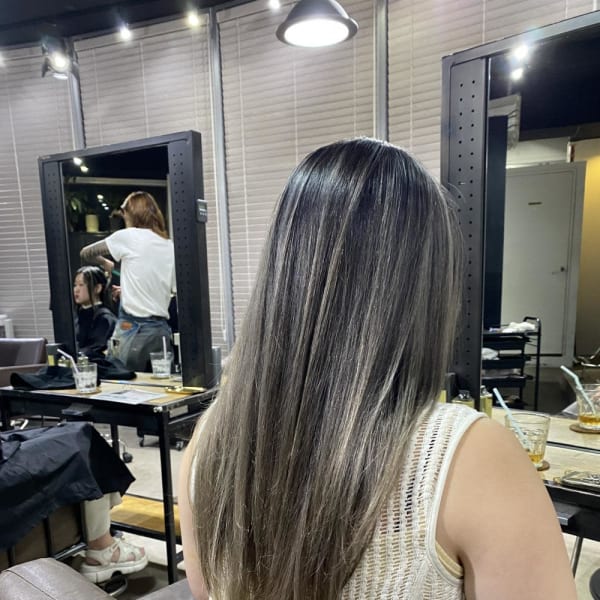 外国人風バレイヤージュ　ハイライトカラー　アッシュベージュ