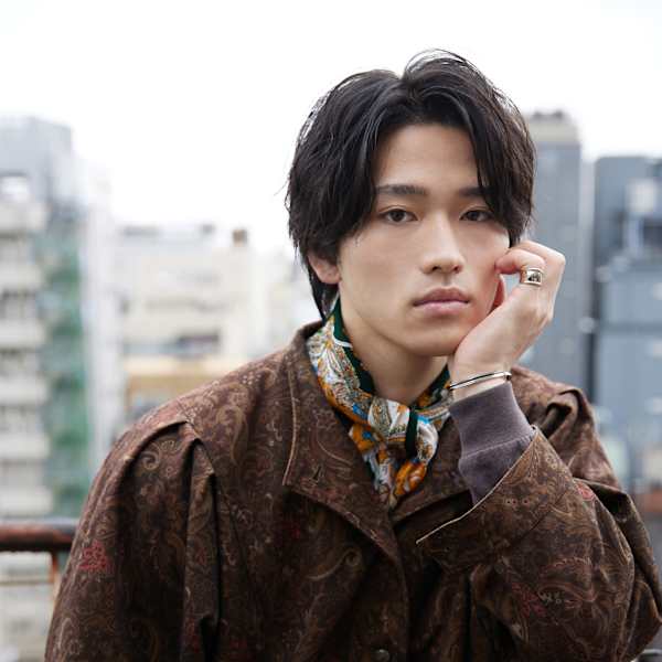 黒髪で遊ぶセンターパート|【全席半個室】髪質改善×ヘッドスパLaLarOomo 渋谷公園通り店【ララルーモ】