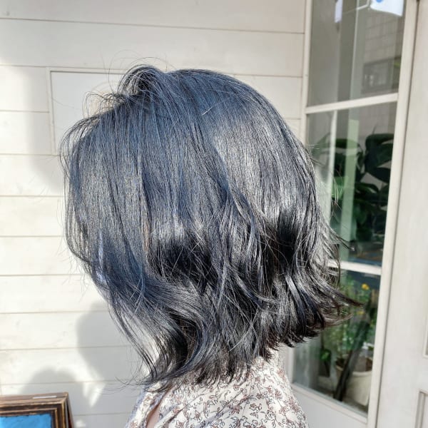 ネイビーカラーブルーブラックブリーチなしミディアムウェーブ