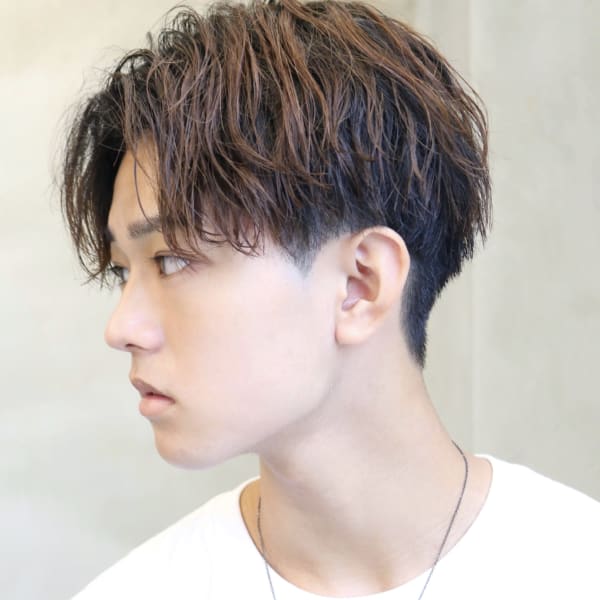 ウェーブミディアム 刈り上げ ソフトツイスト センターパート