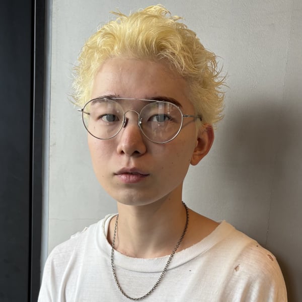 くせ毛をいかしたメンズベリーショート×抜きっぱなしブロンド