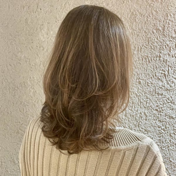 白髪ぼかしハイトーンのカールセミディ