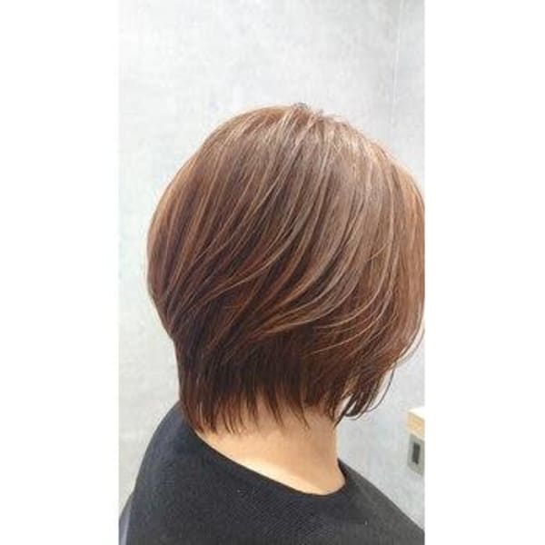 ピーチブラウンカラー×キレイめショートヘア
