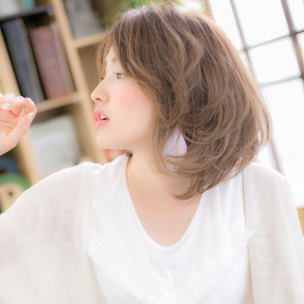 甘辛☆斜めバング抜け感くせ毛風小顔ボブルフ　くすみベージュ