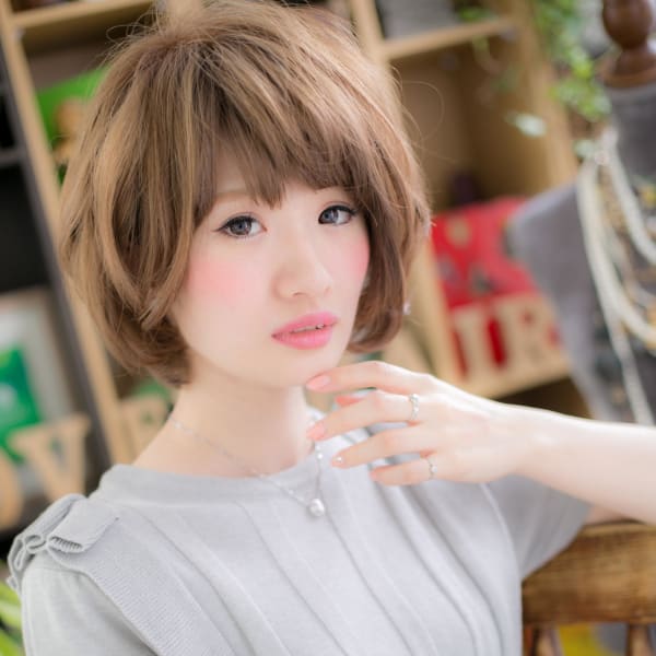 厚めバングが大人かわいい小顔ショートウルフ 透明感カラー