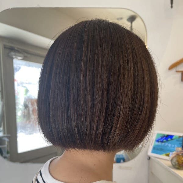 まとまるコンパクトボブに動きが出るハイライトカラー