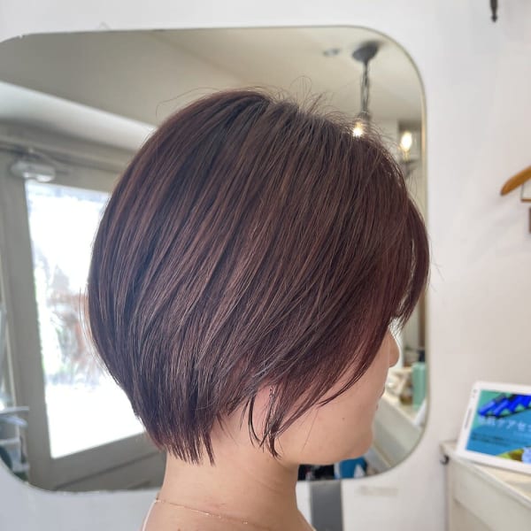 ピンクカラーブリーチなし前髪ありショートボブ梅ヶ丘美容室