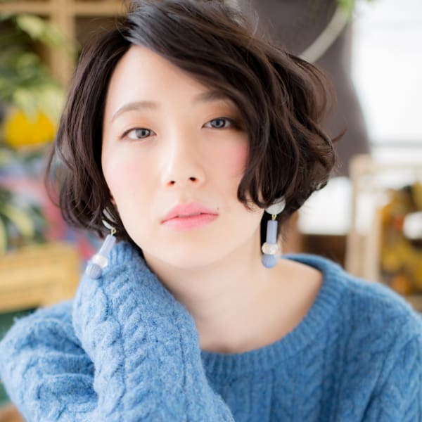 抜け感アシンメトリー前下がり小顔ミニボブ 秋色