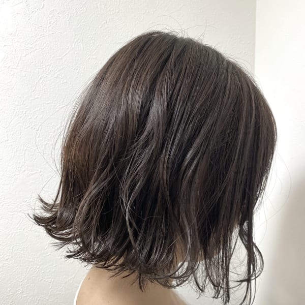 脱白髪染め 育てるハイライト 透明感カラー 切りっぱなしボブ|リジェール 高辻店