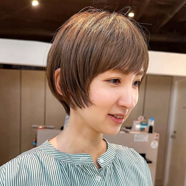 顔回りフォワードの丸みショート