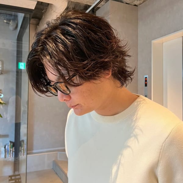 メンズミディアム ニュアンスパーマ センターパート 爽やか