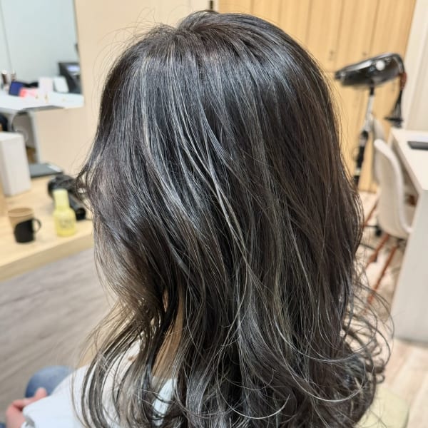白髪ぼかしにも◎ハイライトグレージュイルミナカラー