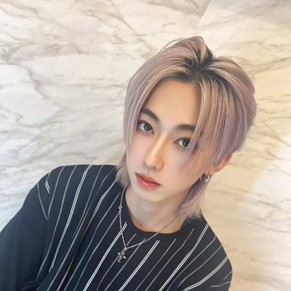 韓国風センターパートウルフスタイル