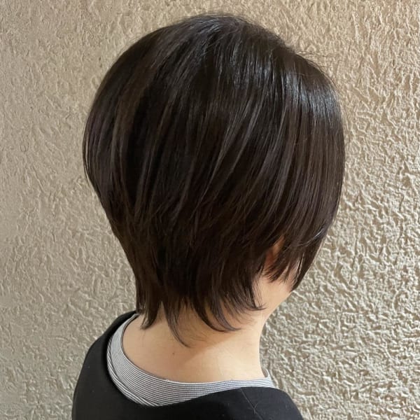 えりあしを長めに残したエレガントショート