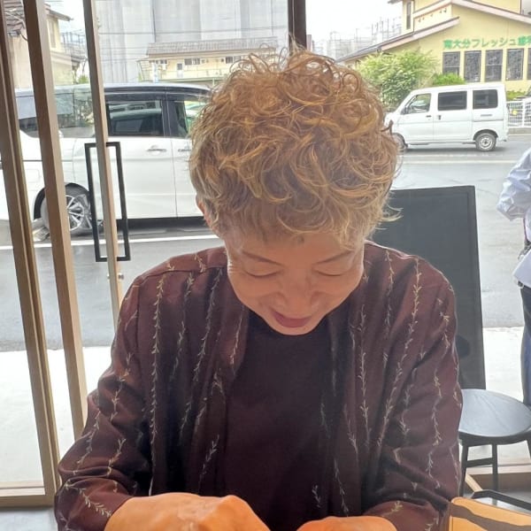 【sourire南大分】スペインカール×グレイカラー|半個室型美容室 Sourire 南大分店