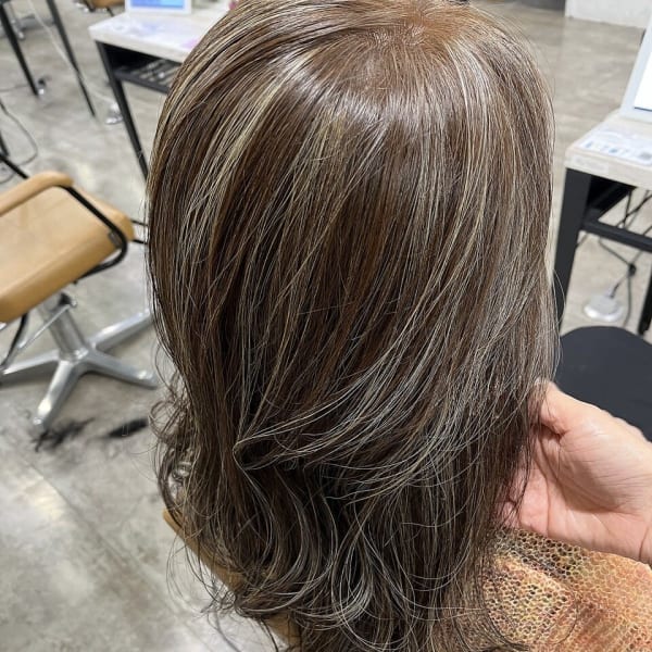 白髪ぼかしハイライトケアカラー池袋|prize Iris 池袋【プライズ アイリス】池袋駅東口店