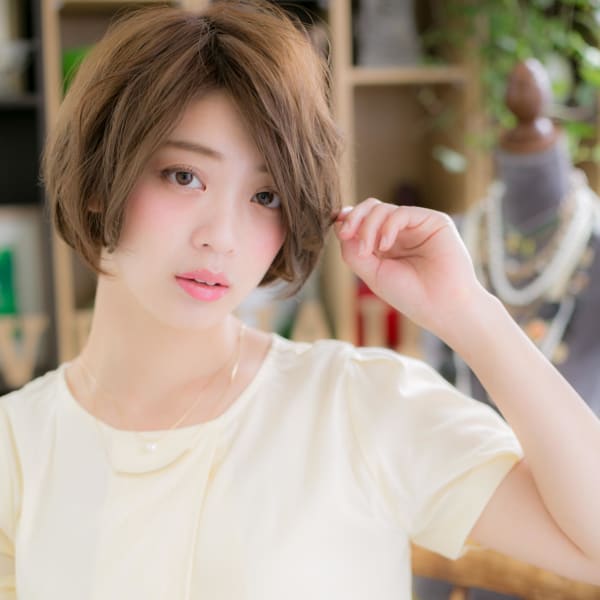 ナチュラルモードアッシュオリーブミニボブ　くすみベージュ