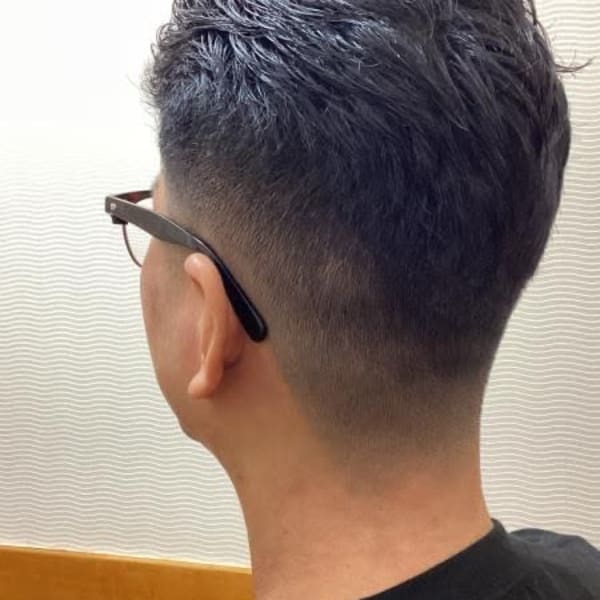 クセ毛を活かしたオールバックフェードスタイル